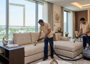 عمال شركة المدينة يقومون بتنظيف وتعقيم طقم كنب في مجلس فيلا، بصفتها أفضل شركة تنظيف كنب في الورقاء بدبي.