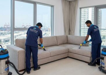 فريق شركة المدينة ينظف كنب بالبخار في شقة تطل على ميناء جبل علي، بصفتها أفضل شركة تنظيف كنب في جبل علي للمنازل والشركات.