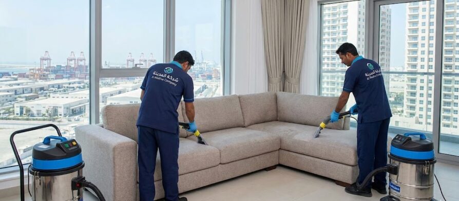 فريق شركة المدينة ينظف كنب بالبخار في شقة تطل على ميناء جبل علي، بصفتها أفضل شركة تنظيف كنب في جبل علي للمنازل والشركات.