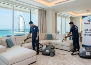 فريق شركة المدينة يقوم بتنظيف وتعقيم كنب بالبخار في فيلا راقية، بصفتها أفضل شركة تنظيف كنب في جميرا، للحفاظ على رونق المفروشات (0545690170).