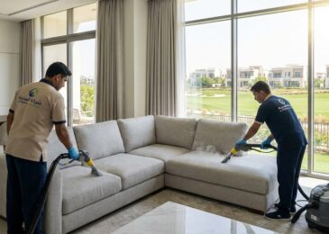 فريق شركة المدينة يقوم بتنظيف كنب فاخر بالبخار في فيلا مطلة على ملاعب الجولف، كوننا أفضل شركة تنظيف كنب في داماك هيلز بدبي.