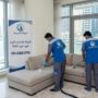 فريق شركة المدينة يقوم بتنظيف وغسيل الكنب بالبخار في شقة مطلة على المارينا، بصفتها أفضل شركة تنظيف كنب في دبي مارينا، لضمان التعقيم والنظافة (0545690170).