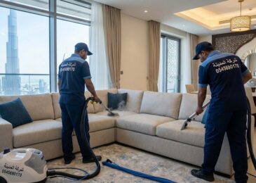 فريق عمل شركة المدينة يقوم بغسيل وتعقيم المفروشات بالبخار داخل شقة سكنية، باعتبارها أفضل شركة تنظيف كنب في فريج الميغوي توفر خدمة فورية ومضمونة.