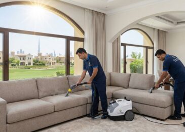 فريق شركة المدينة يقوم بتنظيف وتعقيم مجلس عربي، بصفتها أفضل شركة تنظيف كنب في الخوانيج بدبي لغسيل المفروشات.
