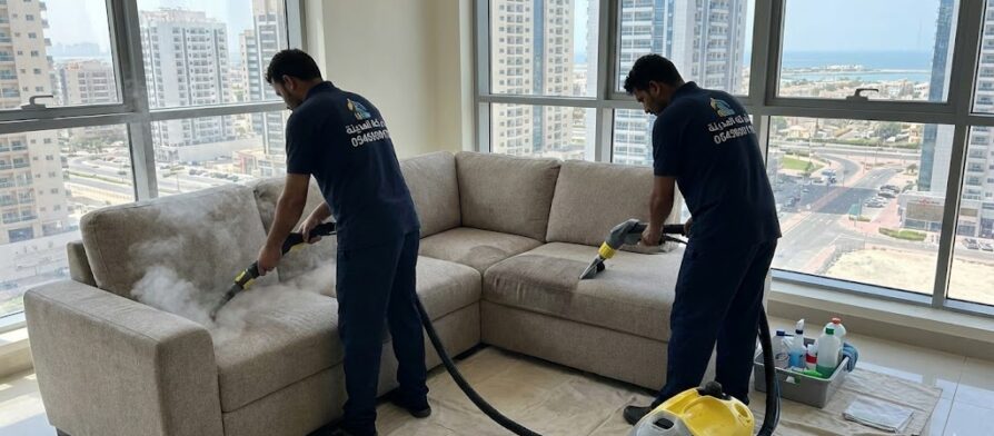 فريق عمل شركة المدينة يقوم بخدمات شركة تنظيف كنب في الراشدية داخل شقة في طابق مرتفع، مستخدمين أجهزة البخار لإزالة البقع والغبار المتراكم.