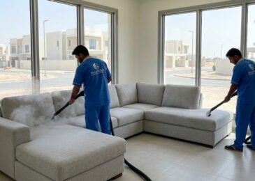 فريق عمل شركة المدينة بزي موحد يقوم بغسيل طقم كنب بالبخار داخل فيلا، مما يبرز خدمات أفضل شركة تنظيف كنب في الزاهية للتعقيم العميق.