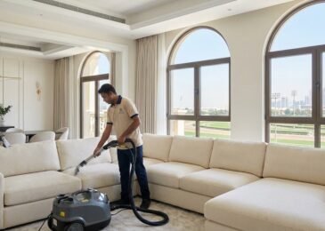 فريق شركة المدينة يقوم بتنظيف كنب ومجالس في فيلا فاخرة تطل على مضمار السباق، بصفتها أفضل شركة تنظيف كنب في ند الشبا بدبي.