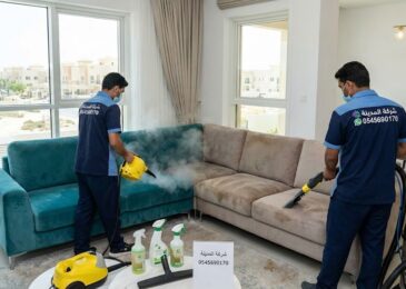 فريق عمل محترف يقوم بتنظيف كنب بالبخار يوضح الفرق بين الجزء النظيف والمتسخ، ليعكس جودة خدمات شركة تنظيف كنب في البستان واستخدام أحدث التقنيات لإزالة البقع.