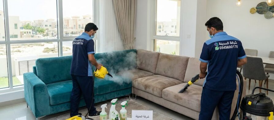 فريق عمل محترف يقوم بتنظيف كنب بالبخار يوضح الفرق بين الجزء النظيف والمتسخ، ليعكس جودة خدمات شركة تنظيف كنب في البستان واستخدام أحدث التقنيات لإزالة البقع.