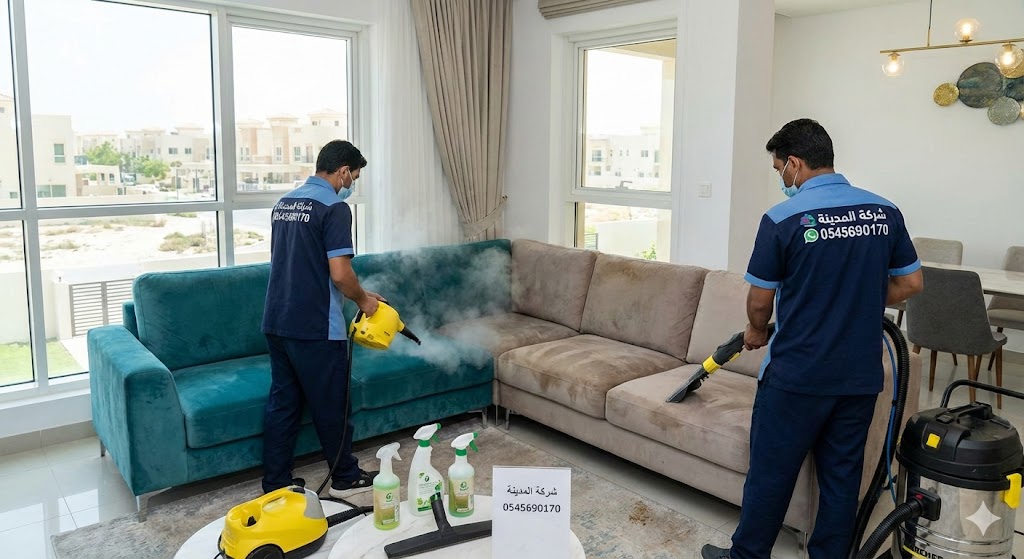 فريق عمل محترف يقوم بتنظيف كنب بالبخار يوضح الفرق بين الجزء النظيف والمتسخ، ليعكس جودة خدمات شركة تنظيف كنب في البستان واستخدام أحدث التقنيات لإزالة البقع.