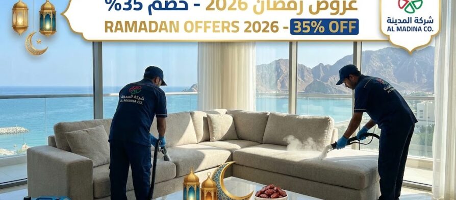 فريق عمل 'شركة المدينة' يقوم بخدمة تنظيف كنب بالبخار في شقة فاخرة ذات إطلالة بانورامية على بحر وجبال خورفكان. الصورة تحتوي على زينة رمضانية ولافتة كبيرة تعلن عن عروض رمضان 2026 بخصم 35%، مما يبرز خدماتنا كأفضل شركة تنظيف كنب في خورفكان