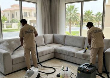 فريق شركة المدينة ينظف كنب مجلس فيلا فاخر بالبخار، موضحاً احترافية أفضل شركة تنظيف كنب في مشيرف في التعامل مع المساحات الكبيرة والأقمشة الثمينة.