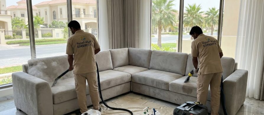 فريق شركة المدينة ينظف كنب مجلس فيلا فاخر بالبخار، موضحاً احترافية أفضل شركة تنظيف كنب في مشيرف في التعامل مع المساحات الكبيرة والأقمشة الثمينة.