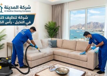 فنيو شركة المدينة يرتدون الزي الأزرق ويستخدمون ماكينة التنظيف بالبخار والشفط القوي لغسيل كنب ومجالس في شقة تطل على البحر بحي النخيل، رأس الخيمة.