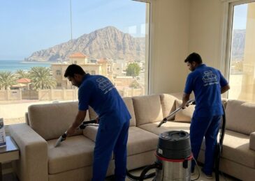 فريق عمل محترف يتبع لـ شركة تنظيف كنب في شعم يقوم بغسيل وتعقيم أريكة باستخدام أحدث معدات التنظيف الفعالة.