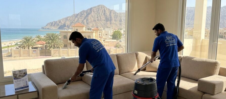 فريق عمل محترف يتبع لـ شركة تنظيف كنب في شعم يقوم بغسيل وتعقيم أريكة باستخدام أحدث معدات التنظيف الفعالة.
