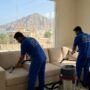فريق عمل محترف يتبع لـ شركة تنظيف كنب في شعم يقوم بغسيل وتعقيم أريكة باستخدام أحدث معدات التنظيف الفعالة.