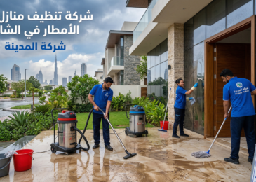 فريق متخصص يقوم بعمليات تنظيف منازل في الشارقة بعد الامطار، مع التركيز على إزالة المياه والترسبات الطينية.