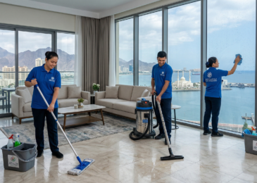فريق عمل محترف يقدم خدمات تنظيف منازل في الفجيرة بعد الامطار داخل شقة فاخرة ذات إطلالة بحرية وجبلية.